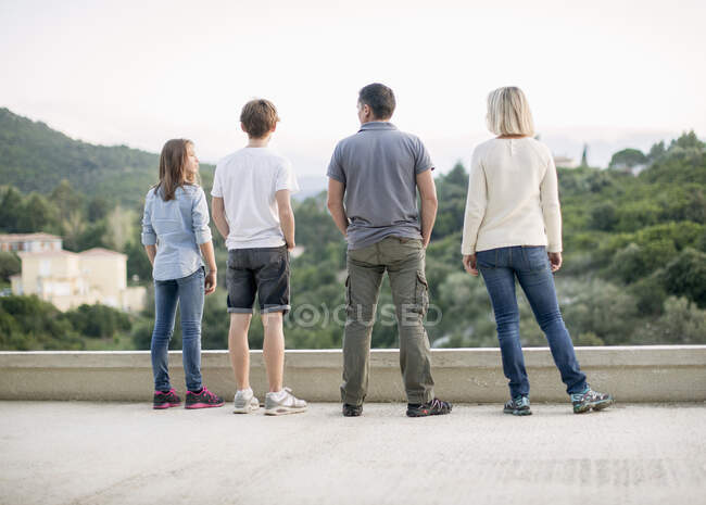Famiglia in piedi sulla terrazza — Foto stock