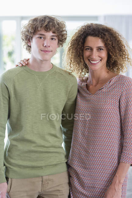 Retrato de feliz mãe e filho em casa — Fotografia de Stock