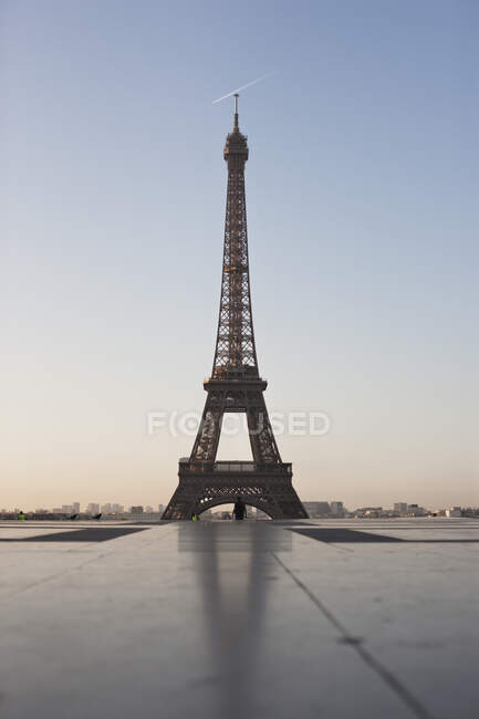 Ейфелева вежа в сутінках, Париж, Іль-де-Франс, Франція — стокове фото