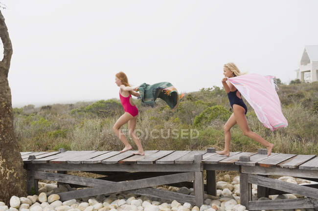 Zwei Mädchen laufen auf einer Promenade — Stockfoto