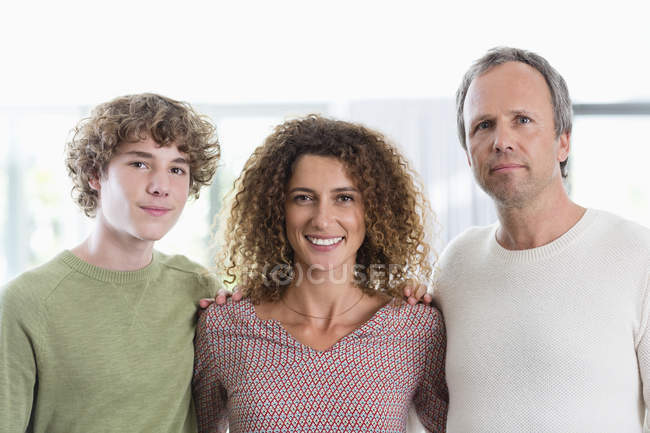 Портрет счастливой семьи, улыбающейся дома — стоковое фото