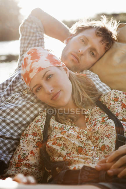 Relajados pareja joven descansando en barco - foto de stock