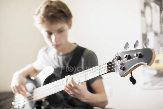 Teenage boy playing a guitar — Stock Photo