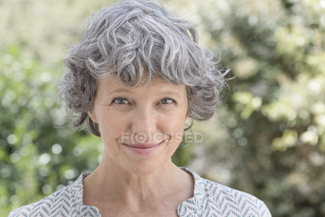Портрет счастливой зрелой женщины на открытом воздухе — стоковое фото