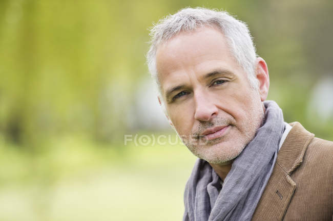 Portrait d'homme mature heureux confiant à l'extérieur — Photo de stock