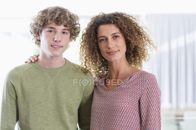Retrato de feliz madre e hijo en casa - foto de stock