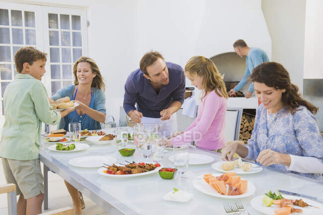 Família tomando café da manhã na mesa de jantar — Fotografia de Stock