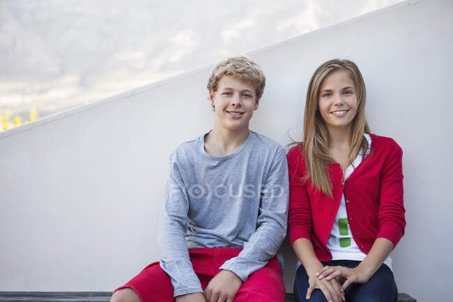 Two friends smiling in city — Stock Photo