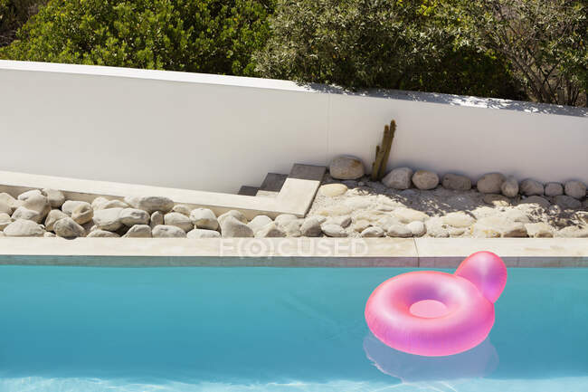 Anillo inflable flotando en el agua en la piscina - foto de stock