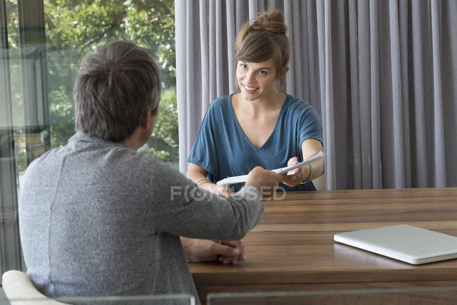 Junge Frau bei Treffen mit Berater im Amt — Stockfoto