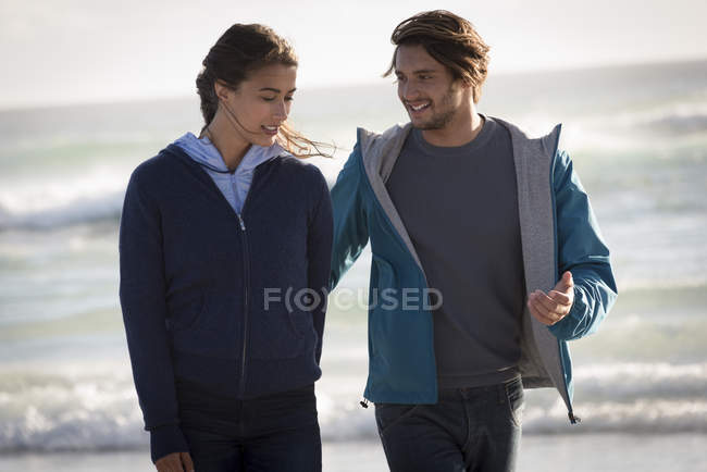 Счастливая романтическая молодая пара прогуливаясь по пляжу — стоковое фото