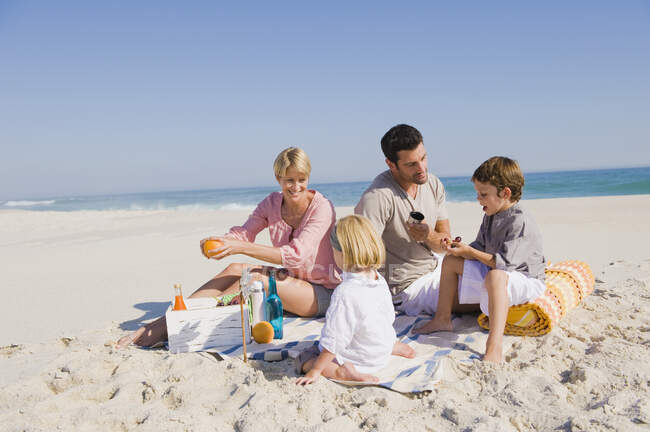 Familia de vacaciones en la playa - foto de stock