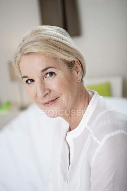 Porträt einer eleganten Seniorin, die lächelt — Stockfoto