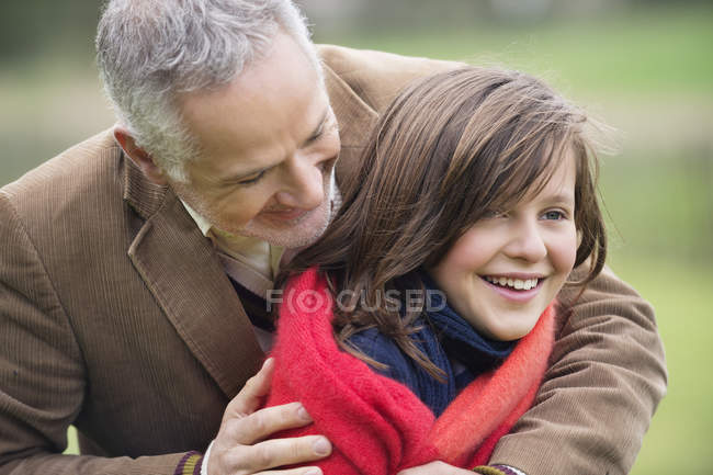 Homem abraçando feliz filha no parque, close-up — Fotografia de Stock