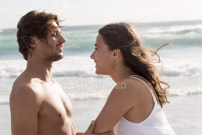 Happy romantic couple having fun on beach — Stock Photo
