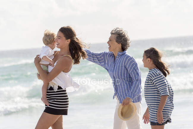 Felice famiglia multi-generazione godendo sulla spiaggia — Foto stock