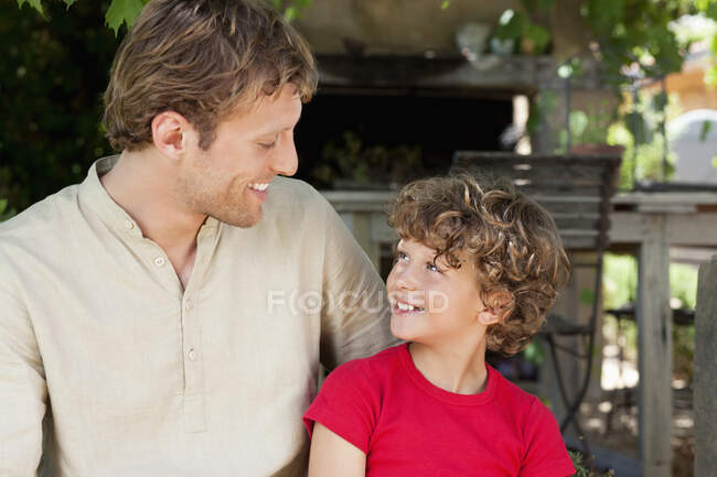 Padre e figlio felici che si guardano — Foto stock