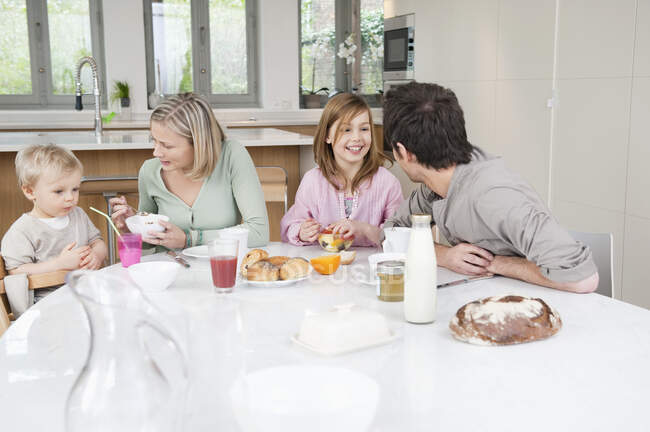 Famille à une table de petit déjeuner — Photo de stock