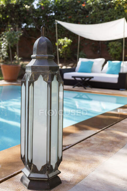 Lanterna à beira da piscina, Marraquexe, Marrocos — Fotografia de Stock