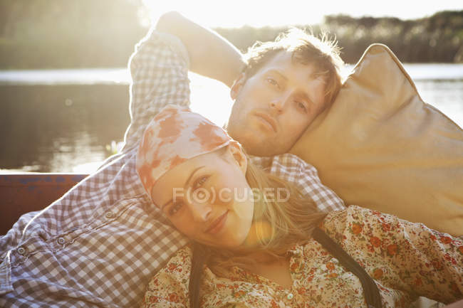 Розслабленої молода пара відпочивав у човні — стокове фото