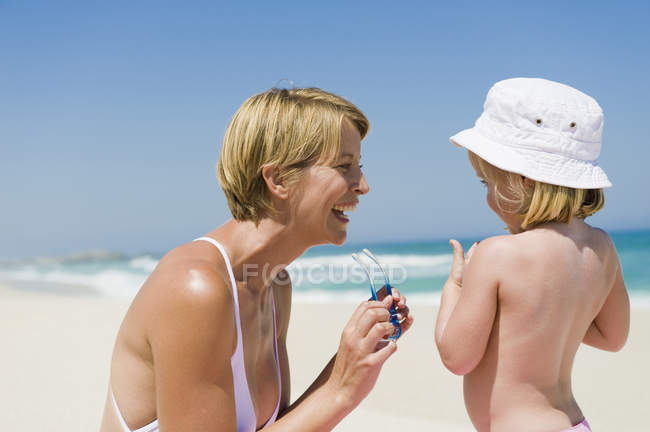 Frau hat Spaß mit Tochter am Strand — Stockfoto