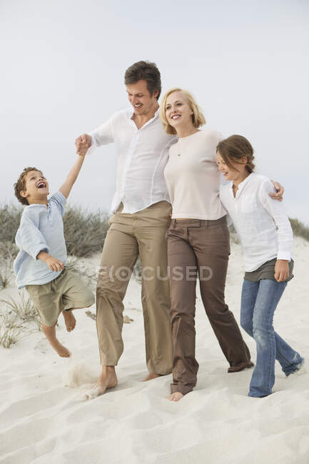 Familia disfrutando en la playa - foto de stock