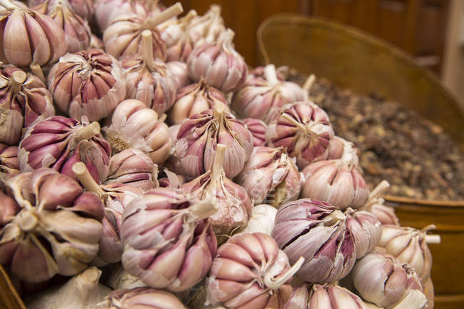 Esposizione di aglio nel souk, Marrakech, Marocco — Foto stock