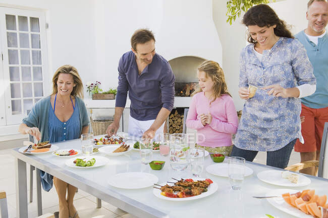 Familia desayunando en la mesa del comedor - foto de stock