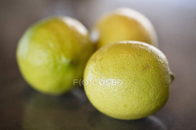 Primer plano de limones amarillos maduros frescos - foto de stock