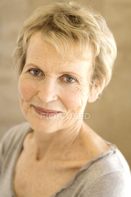 Retrato de mulher sênior sorridente com cabelo curto — Fotografia de Stock