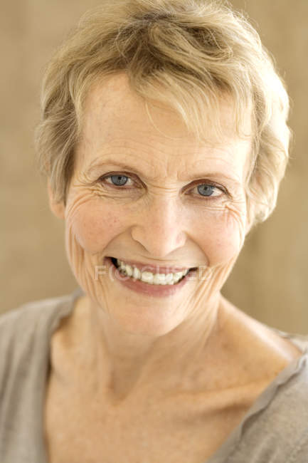 Ritratto di donna anziana sorridente con i capelli corti — Foto stock