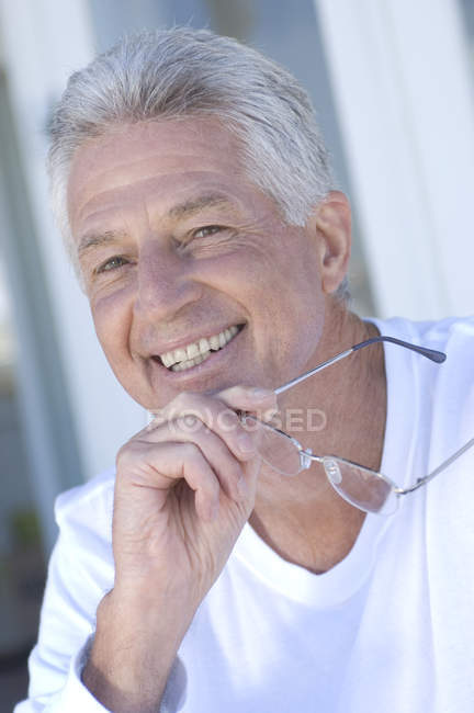 Porträt eines lächelnden Seniors mit Brille — Stockfoto