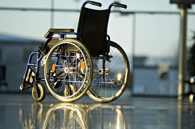 Sedia a rotelle in corridoio di ospedale — Foto stock