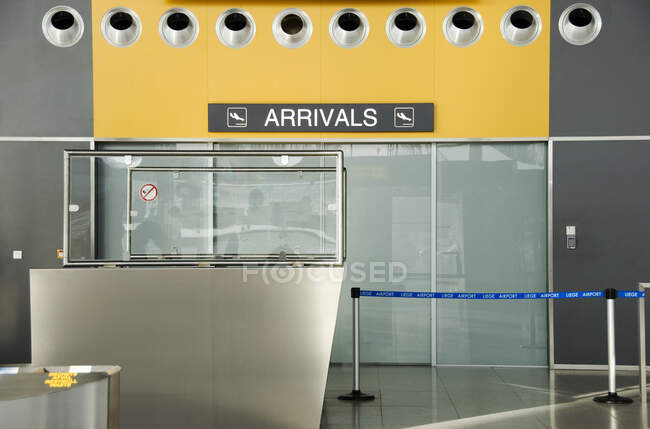 Ankunftstüren am Flughafen, Reisekonzept — Stockfoto