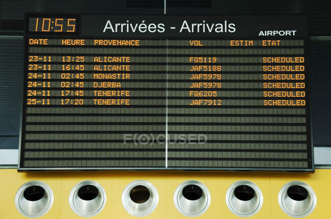 Close-up da placa de chegadas do aeroporto — Fotografia de Stock