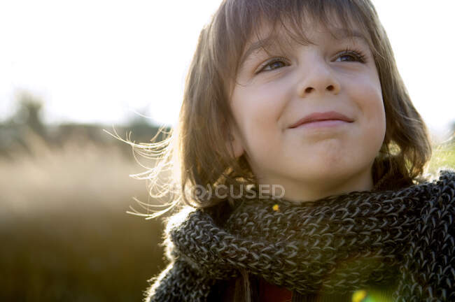Primer plano de un niño sonriendo - foto de stock