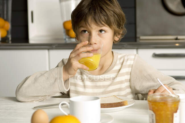 Хлопчик снідає вдома — стокове фото