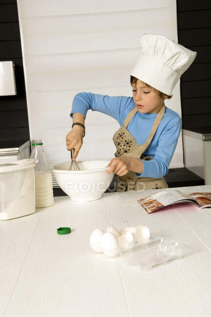 Rapaz a fazer um bolo — Fotografia de Stock