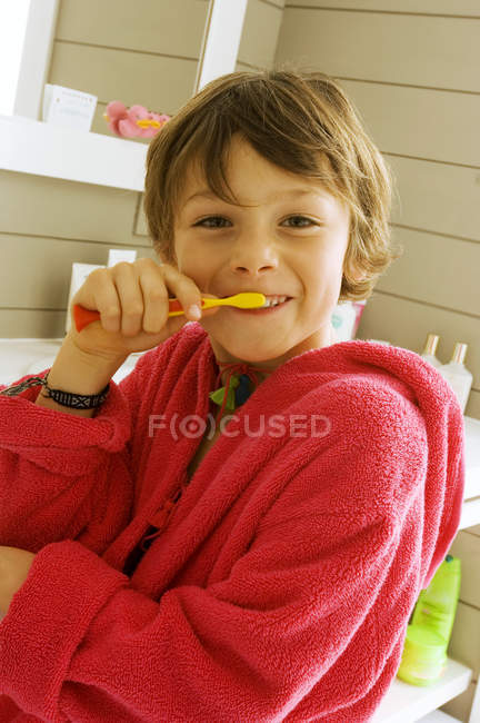 Retrato de menino escovando dentes — Fotografia de Stock