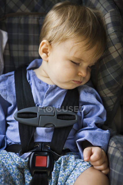 Крупним планом хлопчик спить на дитячому сидінні — стокове фото