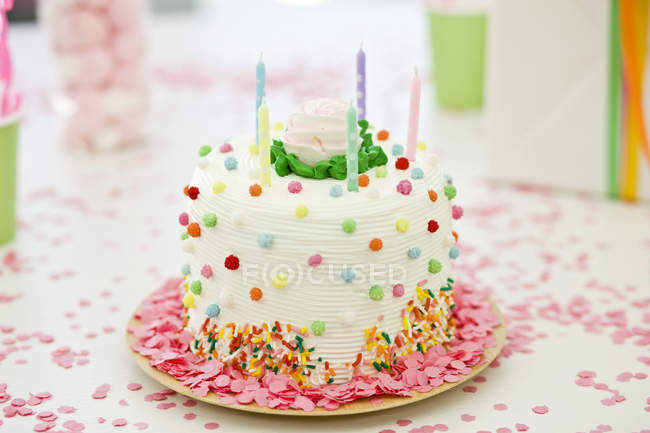 Крупним планом торт на день народження зі свічками, вибірковий фокус — стокове фото