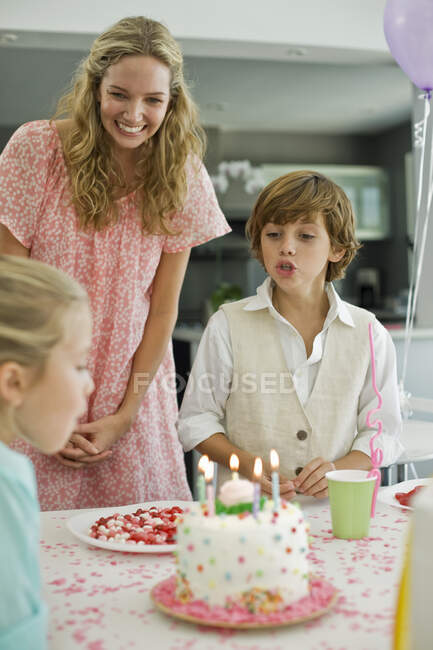 Дівчина святкує день народження зі своєю сім'єю — стокове фото