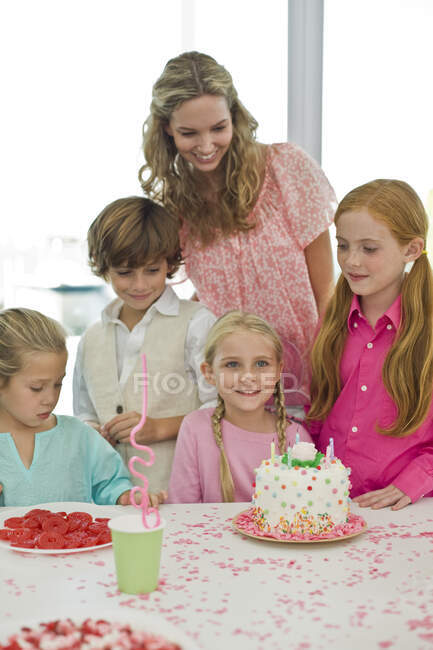 Mädchen feiert Geburtstag mit ihren Freunden — Stockfoto
