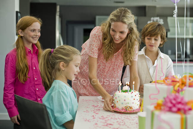 Donna che festeggia il compleanno di sua figlia — Foto stock