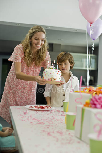 Donna che tiene una torta di compleanno — Foto stock