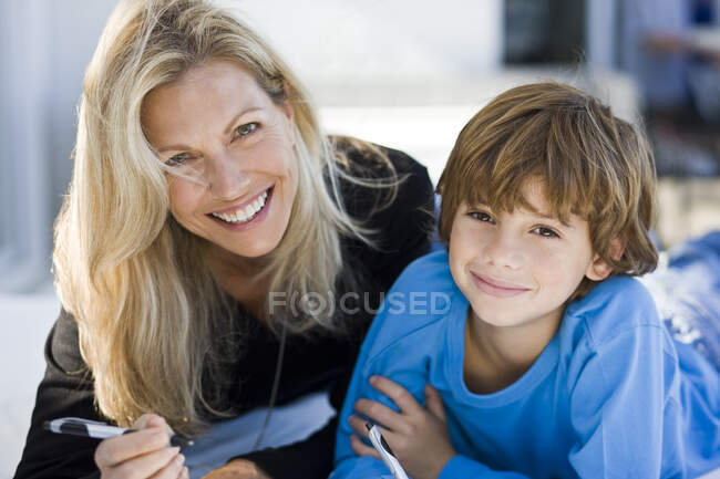 Retrato de una mujer con su hijo - foto de stock