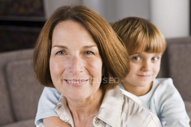 Mulher sorrindo com seu neto — Fotografia de Stock