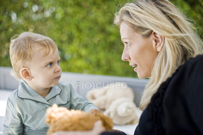 Женщина играет со своим сыном — стоковое фото
