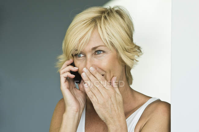 Mulher madura surpreso falando no telefone móvel — Fotografia de Stock