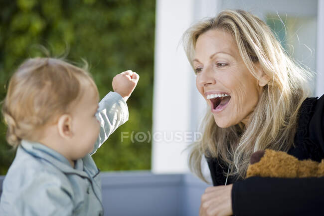 Mulher brincando com seu filho — Fotografia de Stock
